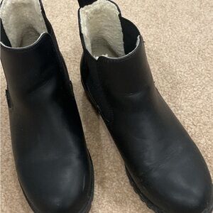Sleek Black Ankle Boots with Cozy Lining